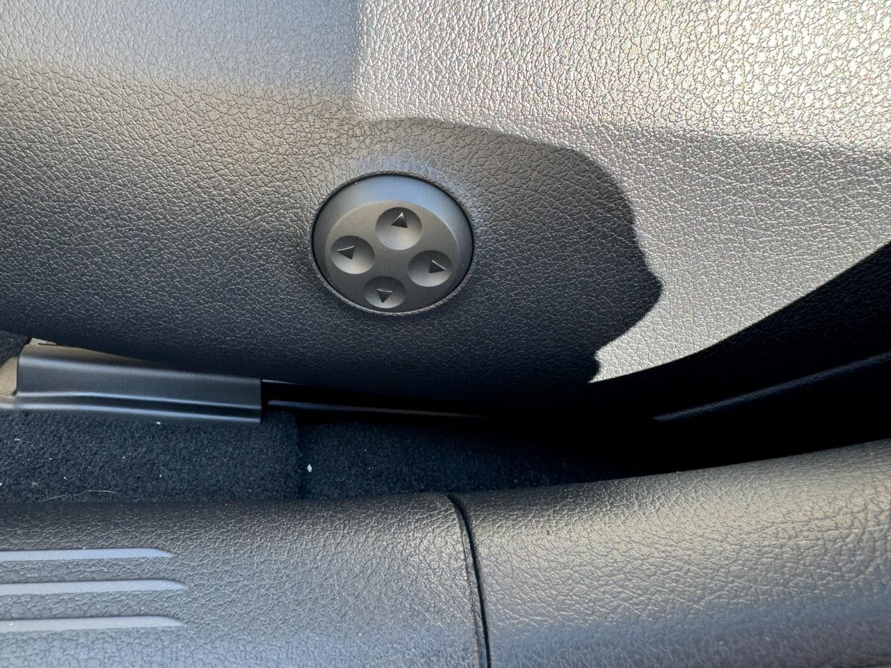 Mercedes-Benz C-Class Vehicle Full-screen Gallery Image 29