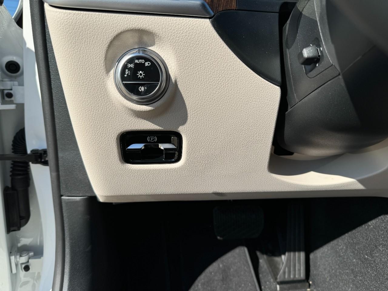 Mercedes-Benz C-Class Vehicle Full-screen Gallery Image 30