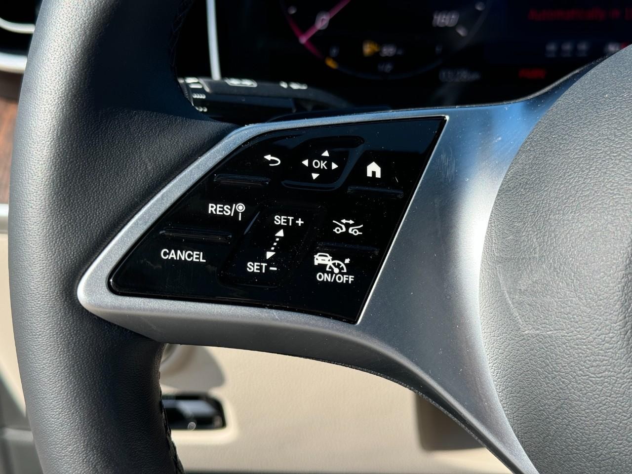 Mercedes-Benz C-Class Vehicle Full-screen Gallery Image 31