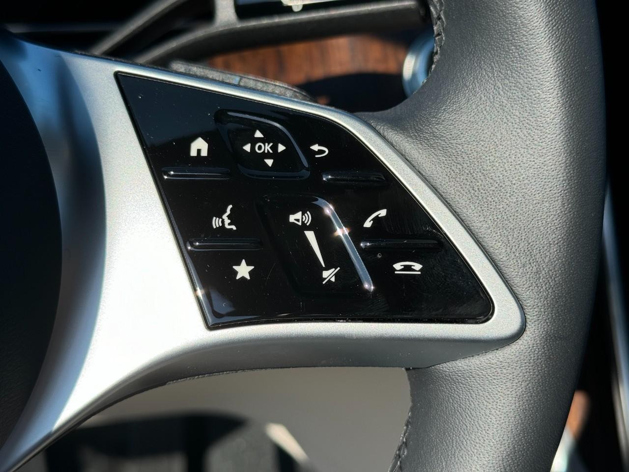 Mercedes-Benz C-Class Vehicle Full-screen Gallery Image 32