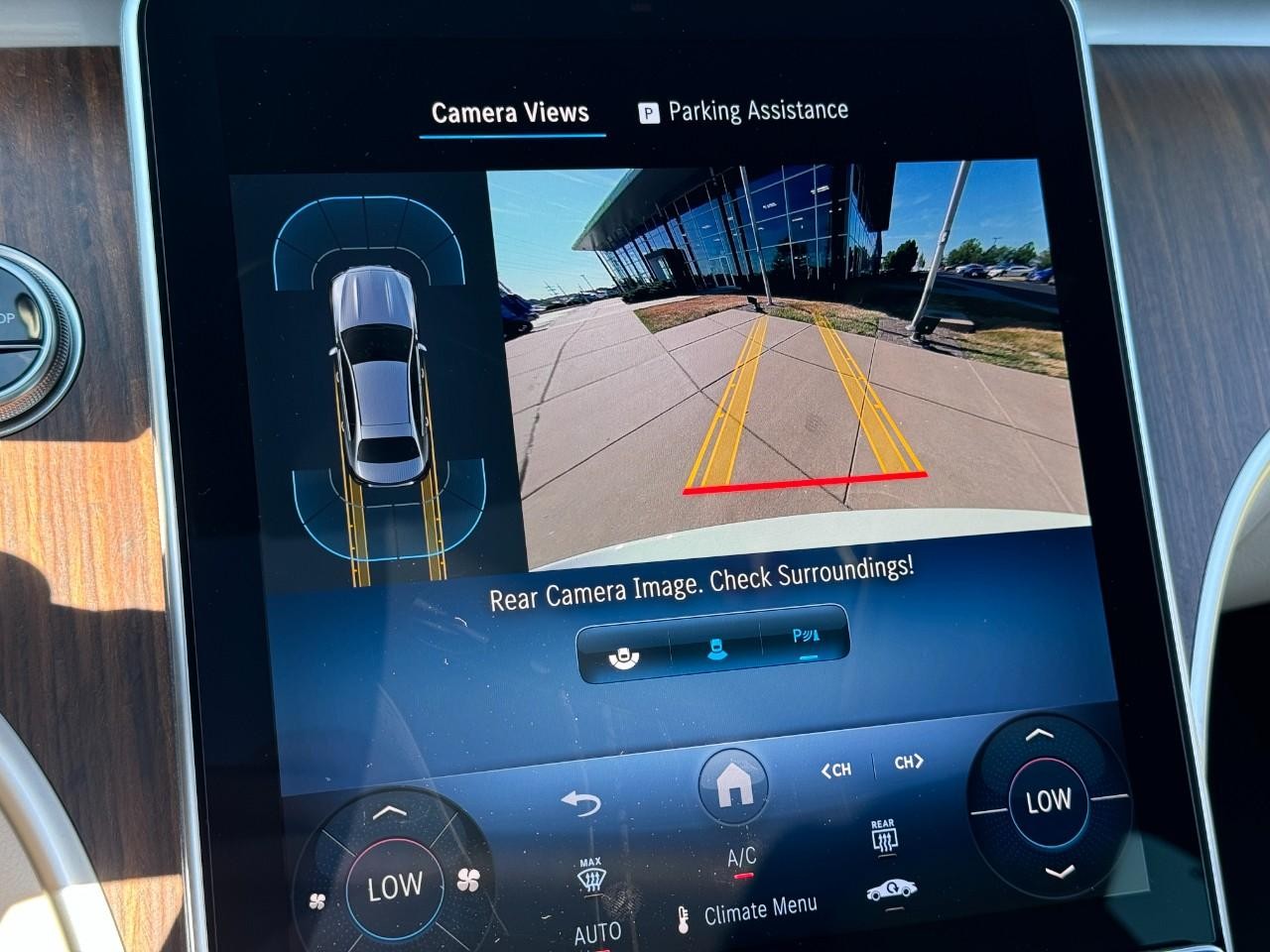 Mercedes-Benz C-Class Vehicle Full-screen Gallery Image 35