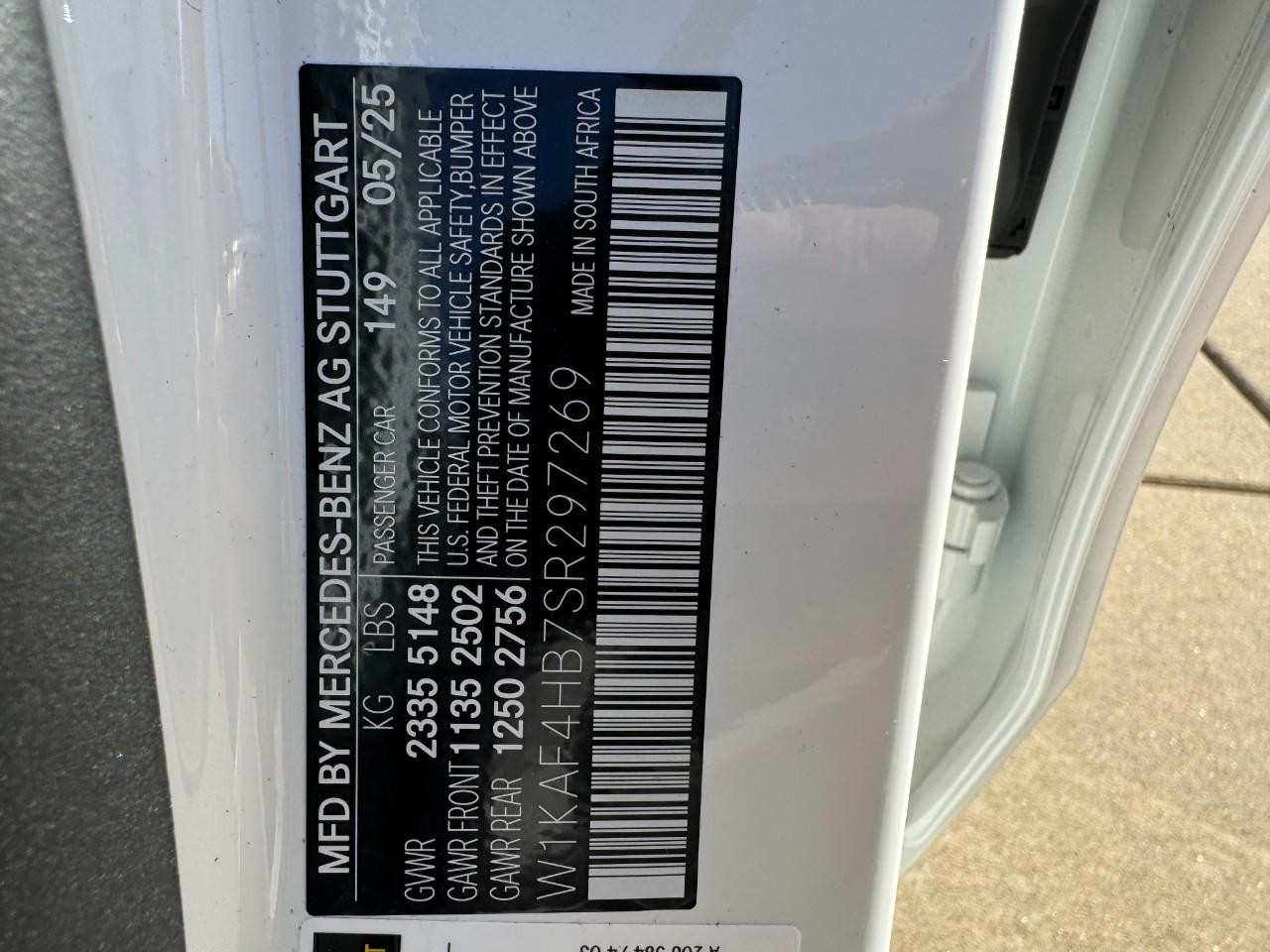 Mercedes-Benz C-Class Vehicle Full-screen Gallery Image 36