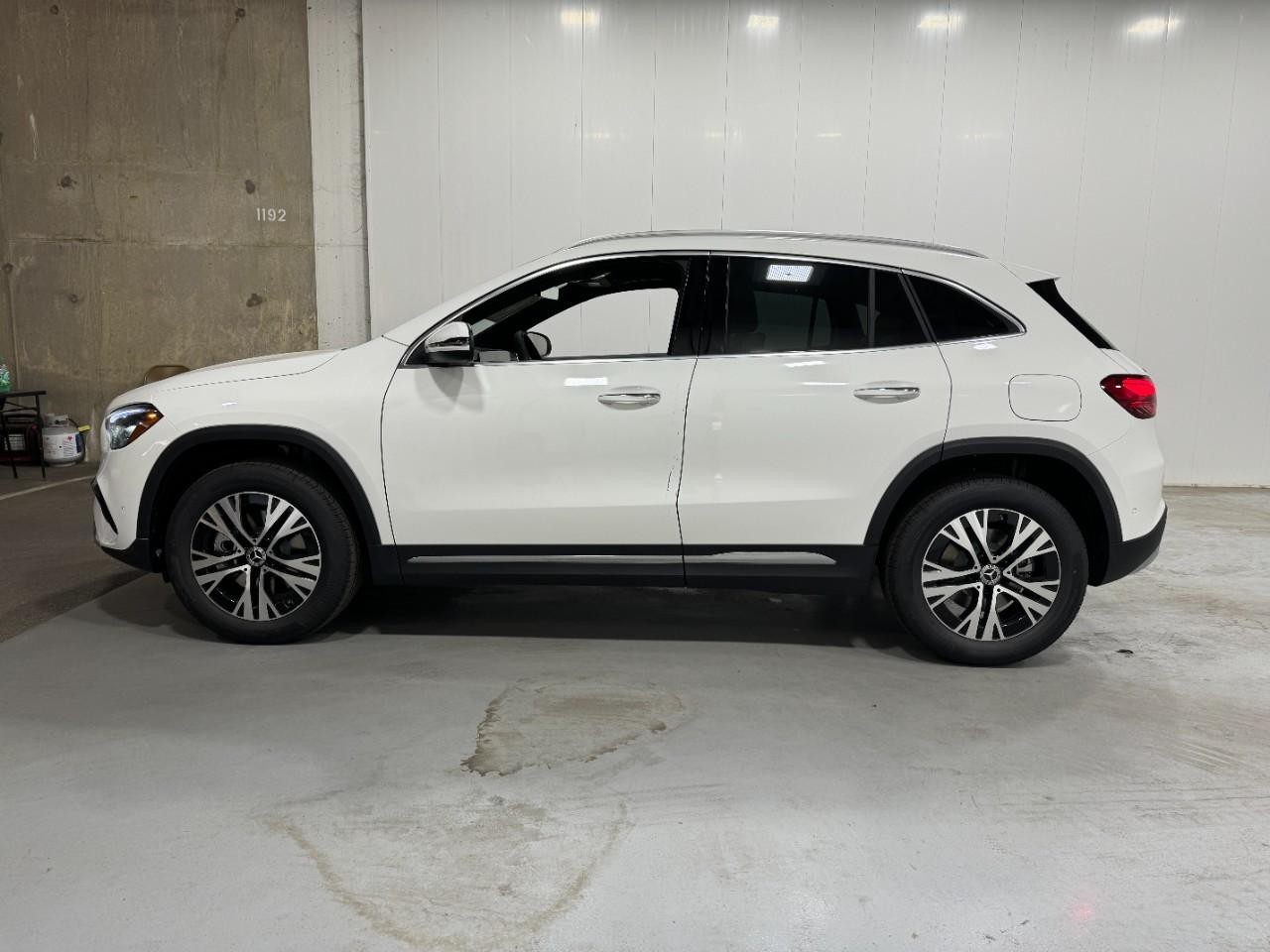 Mercedes-Benz GLA Vehicle Full-screen Gallery Image 2