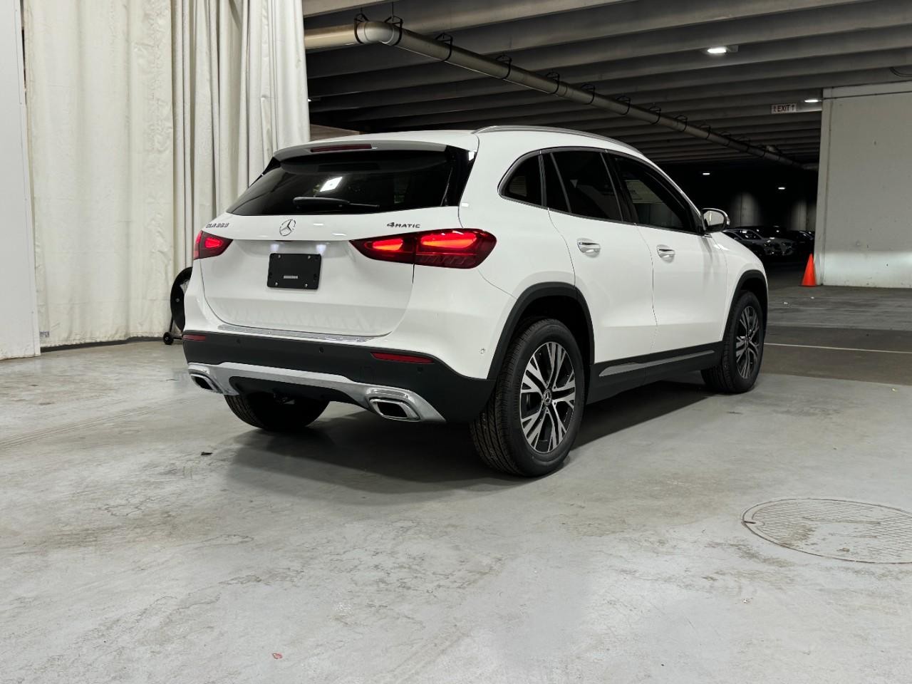 Mercedes-Benz GLA Vehicle Full-screen Gallery Image 4