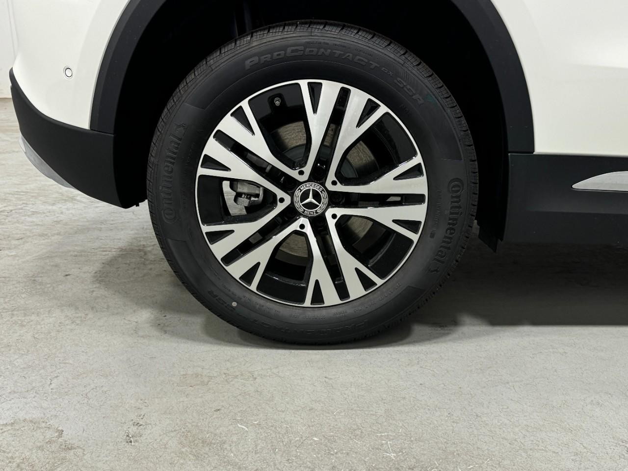 Mercedes-Benz GLA Vehicle Full-screen Gallery Image 5