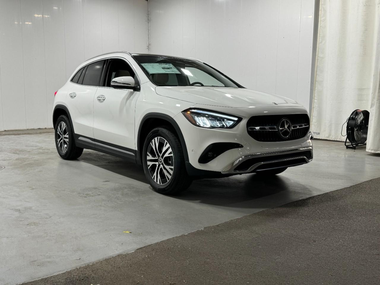 Mercedes-Benz GLA Vehicle Full-screen Gallery Image 6