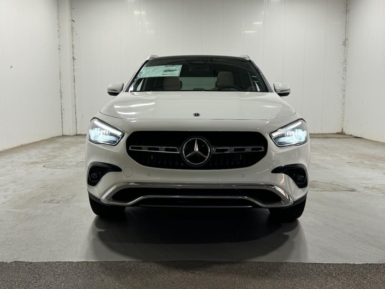 Mercedes-Benz GLA Vehicle Full-screen Gallery Image 7