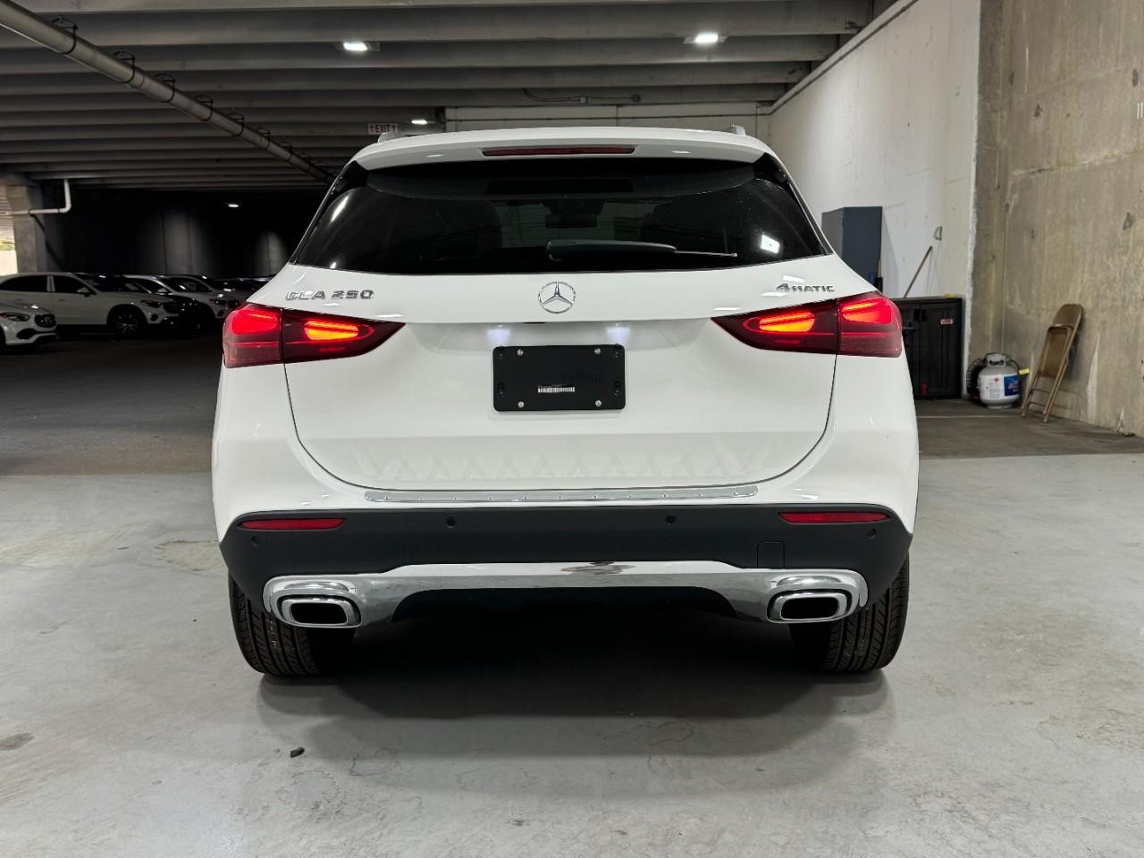 Mercedes-Benz GLA Vehicle Full-screen Gallery Image 9