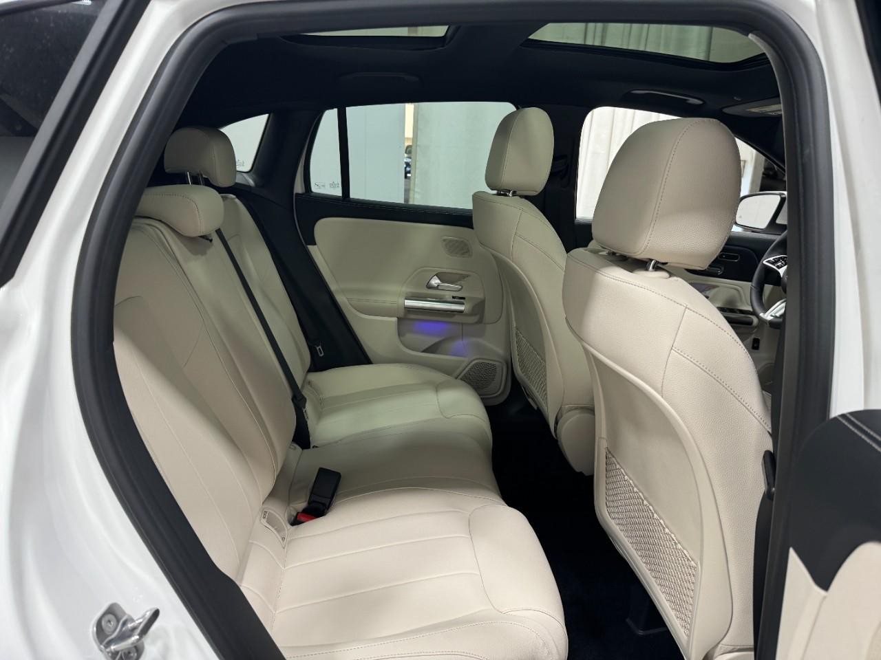 Mercedes-Benz GLA Vehicle Full-screen Gallery Image 10