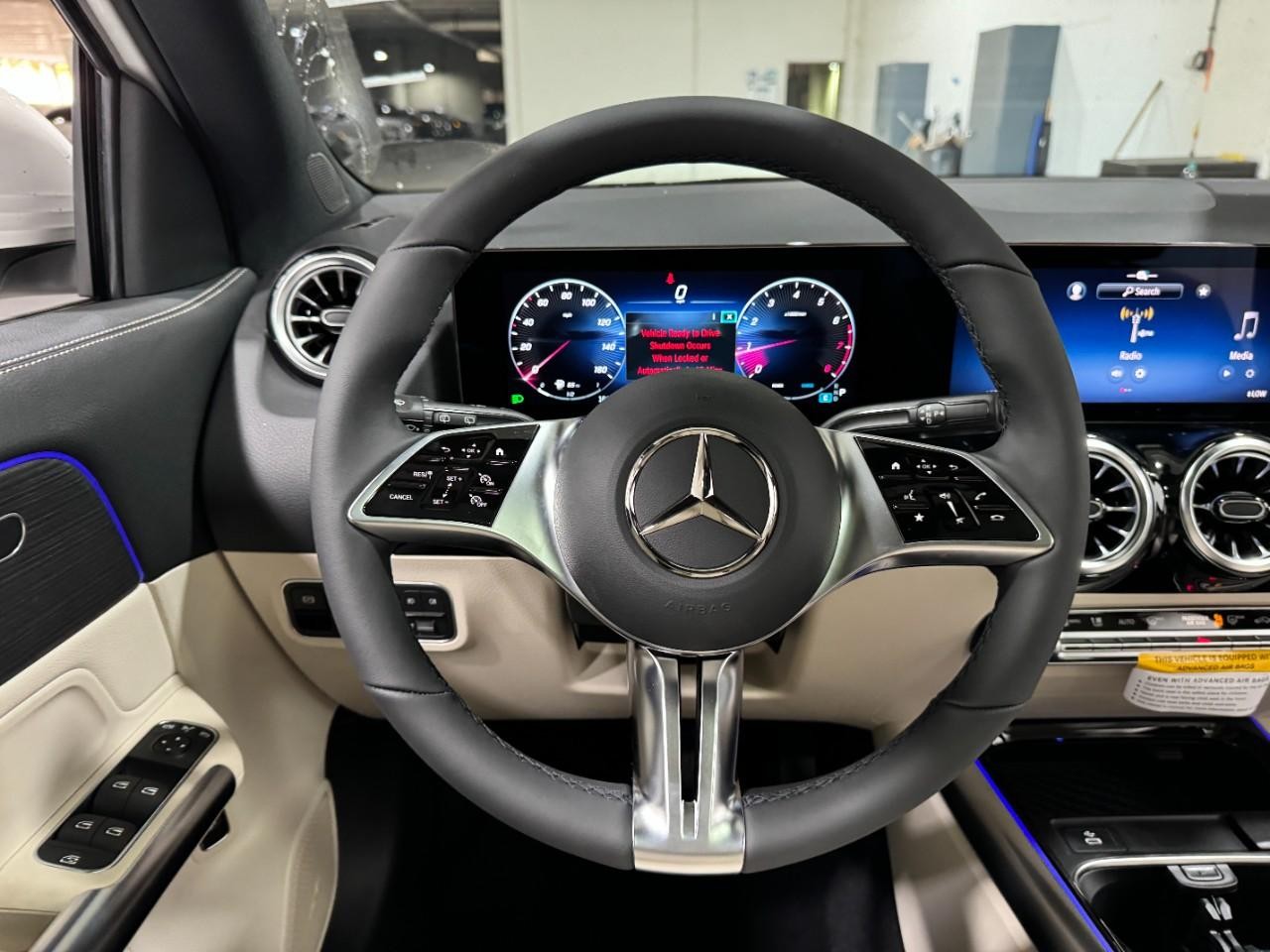 Mercedes-Benz GLA Vehicle Full-screen Gallery Image 13