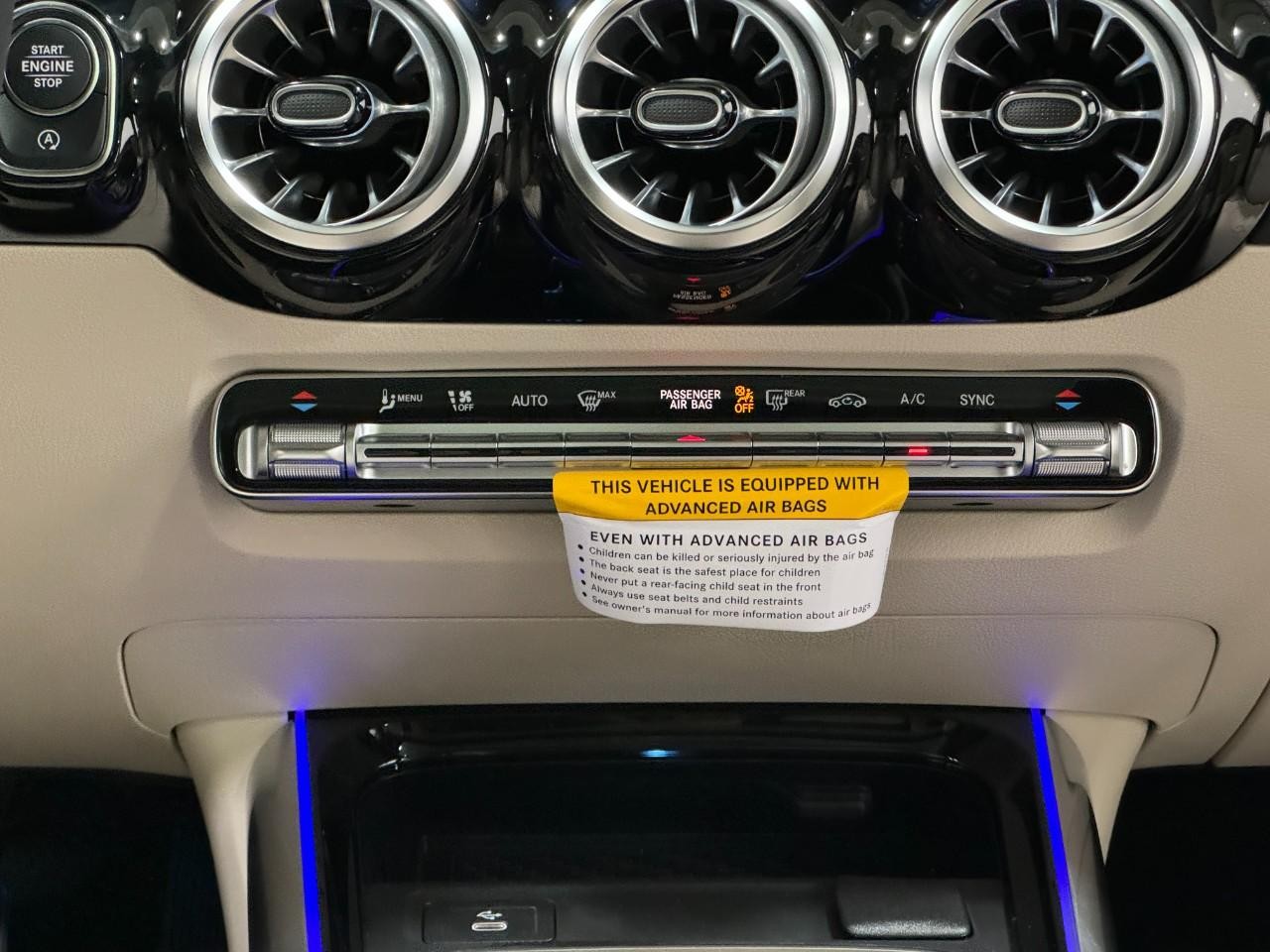 Mercedes-Benz GLA Vehicle Full-screen Gallery Image 15