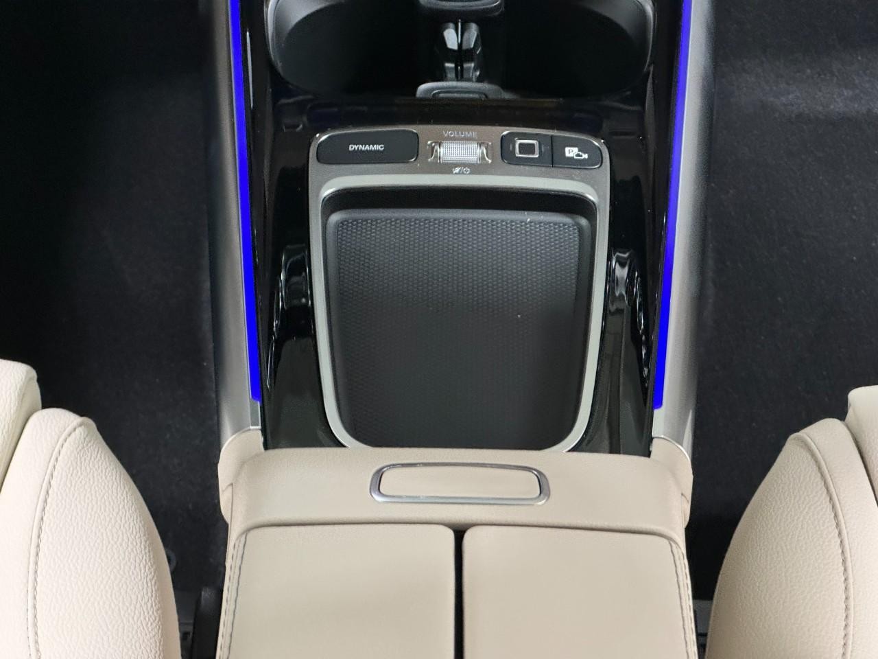 Mercedes-Benz GLA Vehicle Full-screen Gallery Image 16