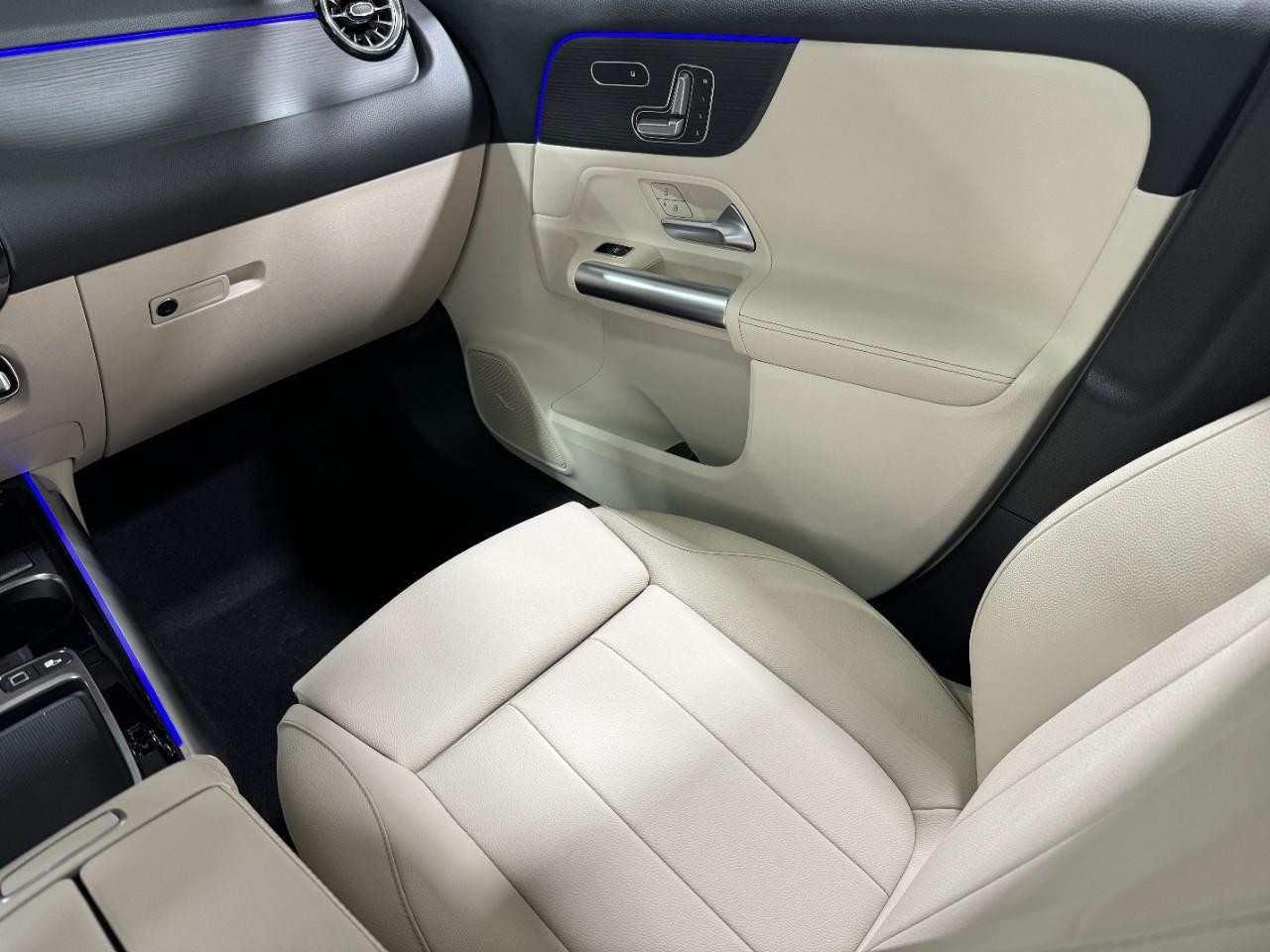 Mercedes-Benz GLA Vehicle Full-screen Gallery Image 17