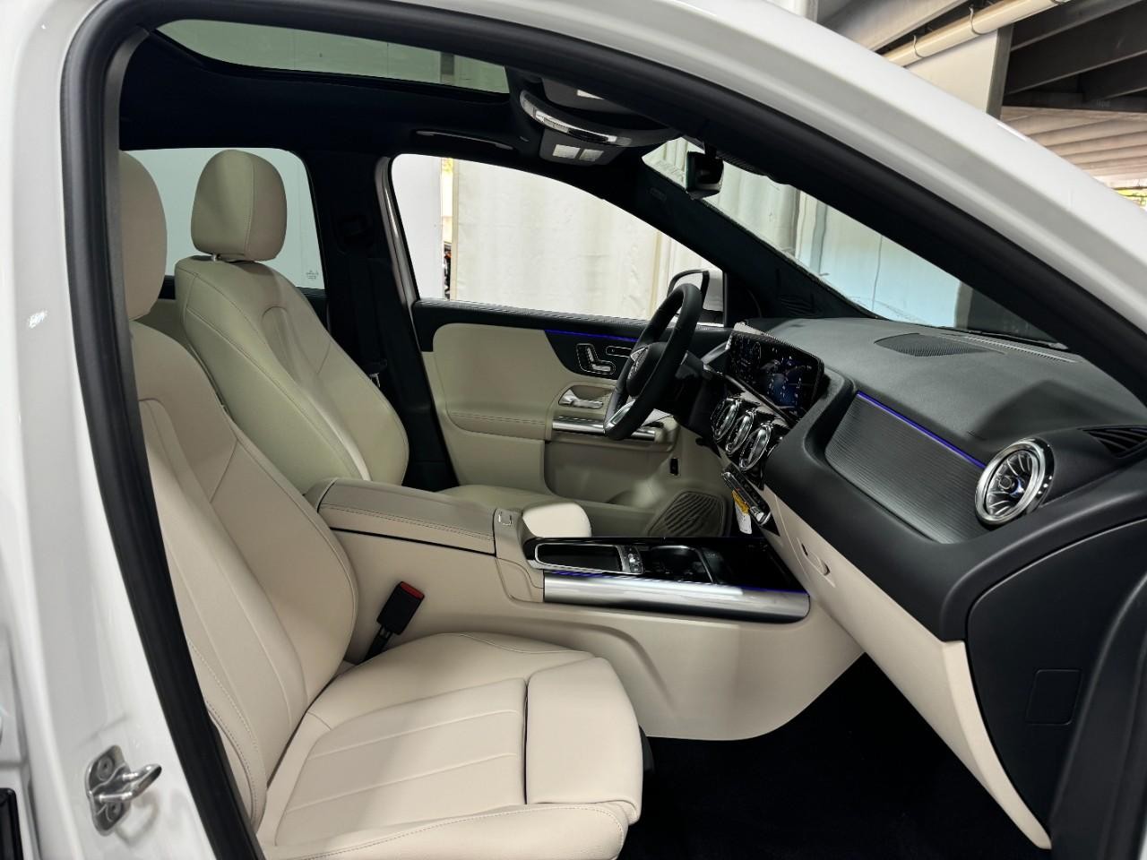 Mercedes-Benz GLA Vehicle Full-screen Gallery Image 18