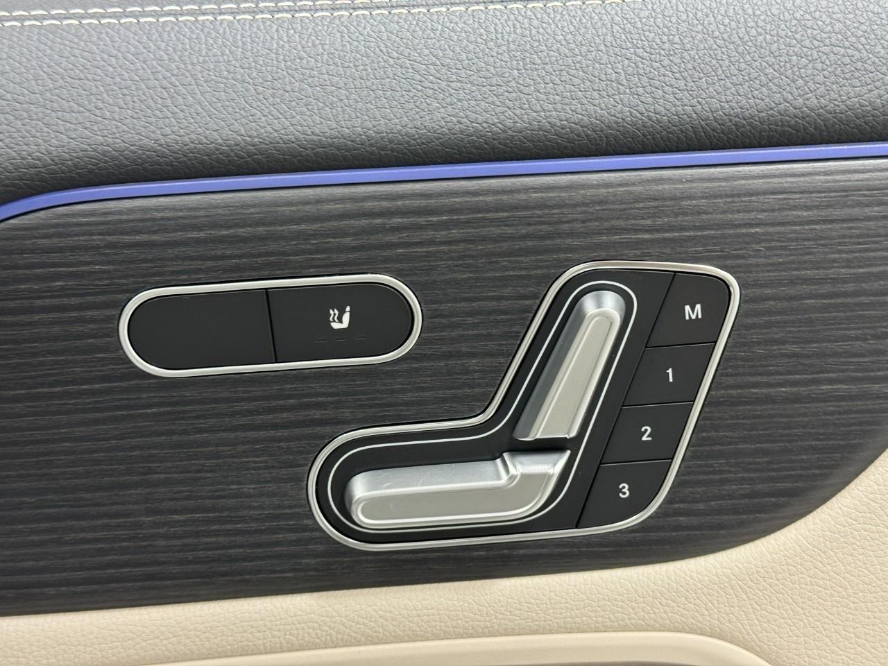 Mercedes-Benz GLA Vehicle Full-screen Gallery Image 21