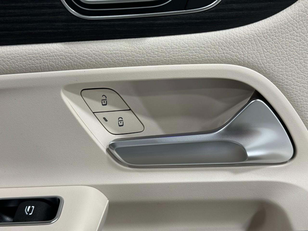 Mercedes-Benz GLA Vehicle Full-screen Gallery Image 22