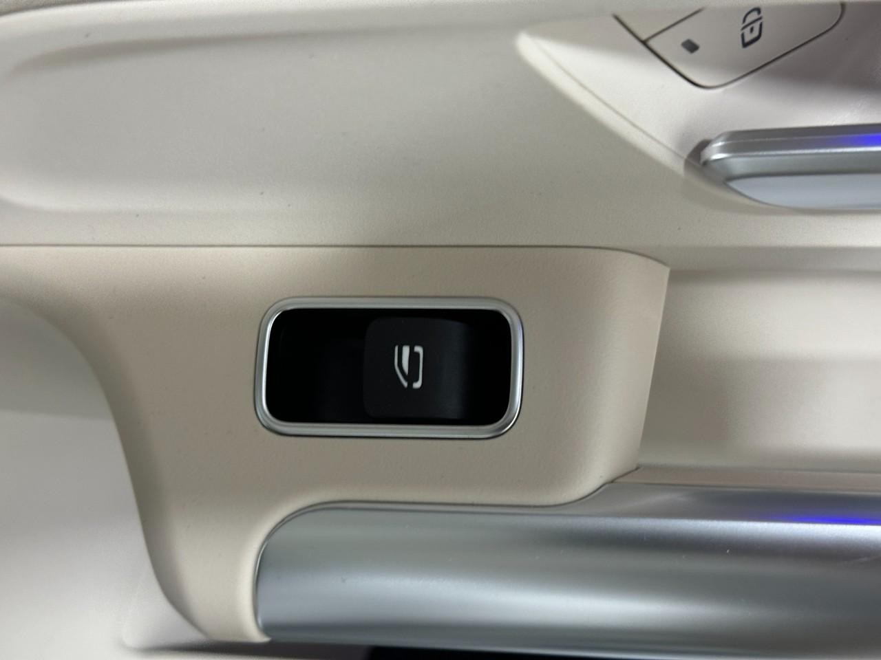 Mercedes-Benz GLA Vehicle Full-screen Gallery Image 23