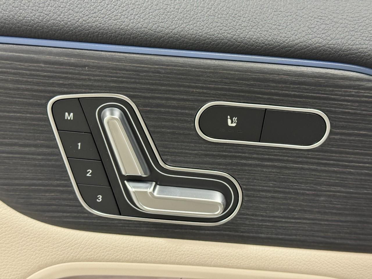 Mercedes-Benz GLA Vehicle Full-screen Gallery Image 24