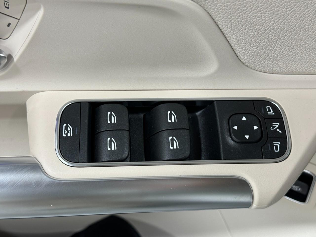 Mercedes-Benz GLA Vehicle Full-screen Gallery Image 26