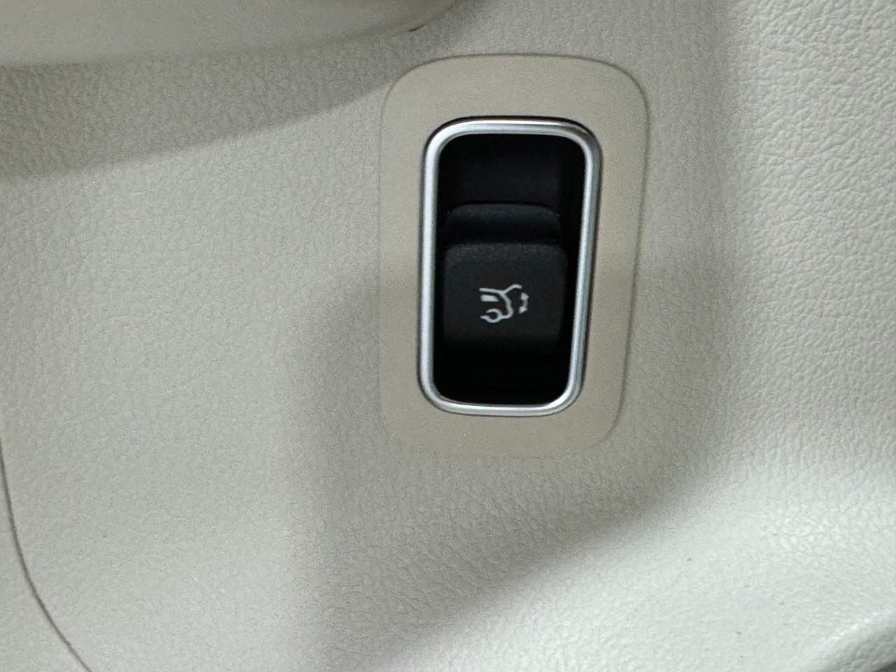 Mercedes-Benz GLA Vehicle Full-screen Gallery Image 27