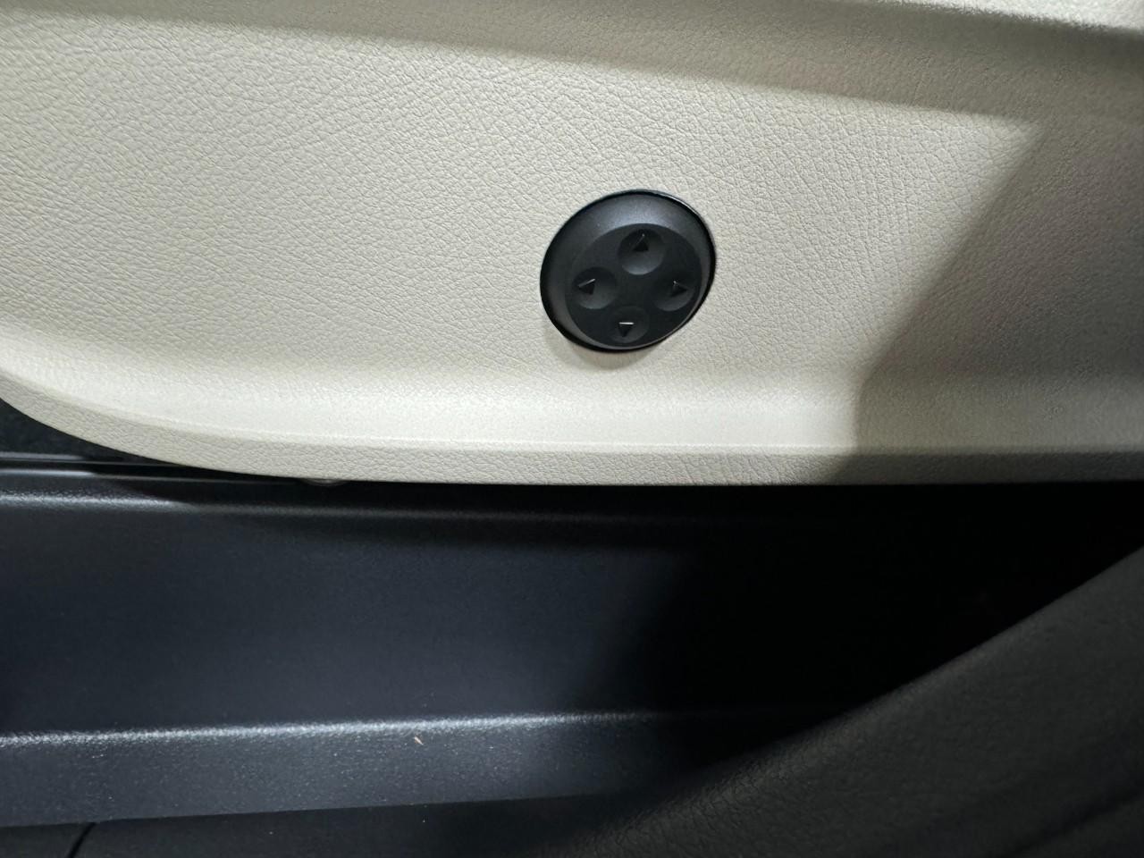 Mercedes-Benz GLA Vehicle Full-screen Gallery Image 30