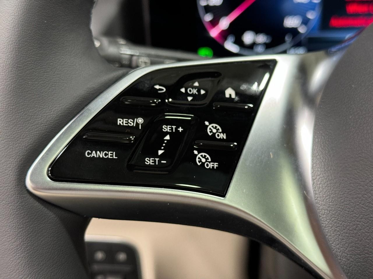 Mercedes-Benz GLA Vehicle Full-screen Gallery Image 32