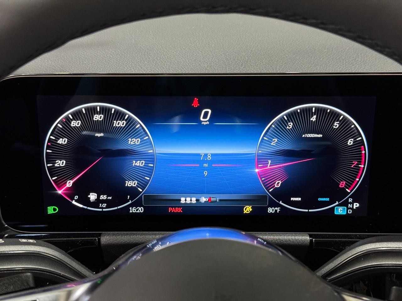 Mercedes-Benz GLA Vehicle Full-screen Gallery Image 34