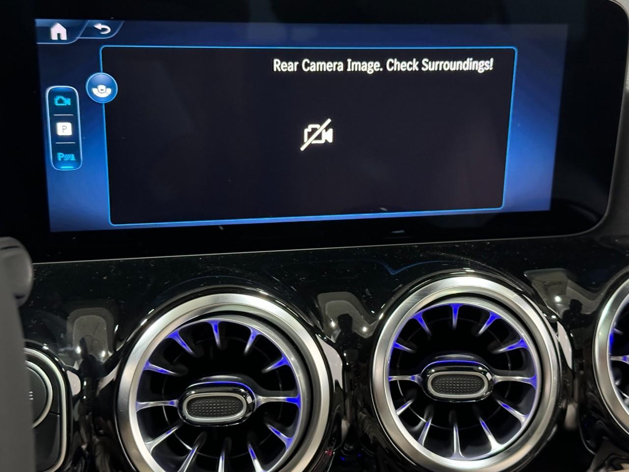 Mercedes-Benz GLA Vehicle Full-screen Gallery Image 36