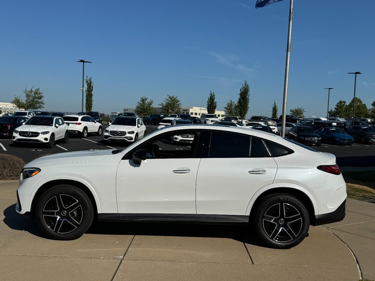 Mercedes-Benz GLC Vehicle Full-screen Gallery Image 02
