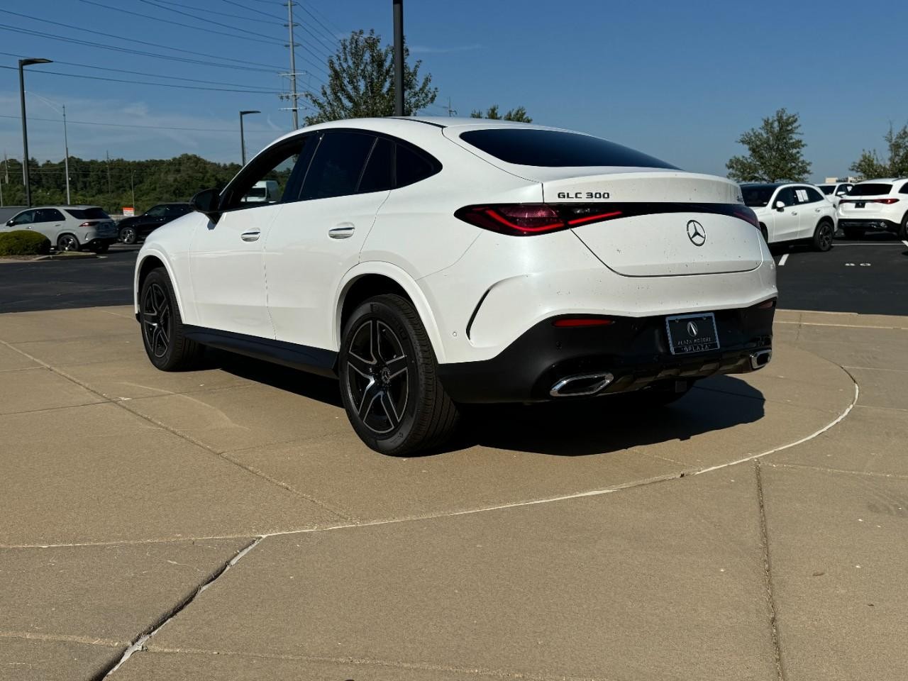 Mercedes-Benz GLC Vehicle Full-screen Gallery Image 03