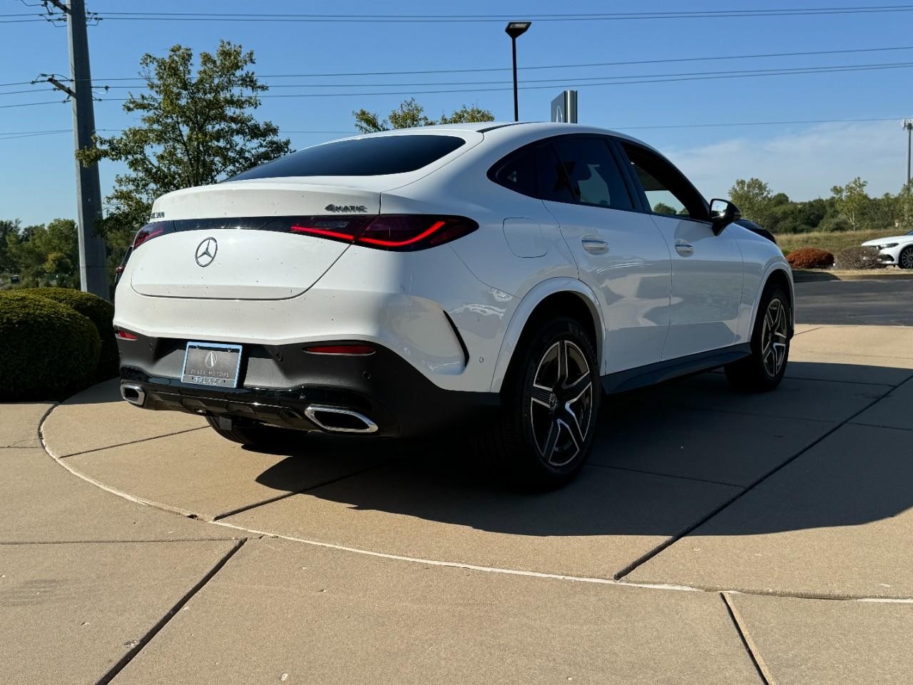 Mercedes-Benz GLC Vehicle Full-screen Gallery Image 04