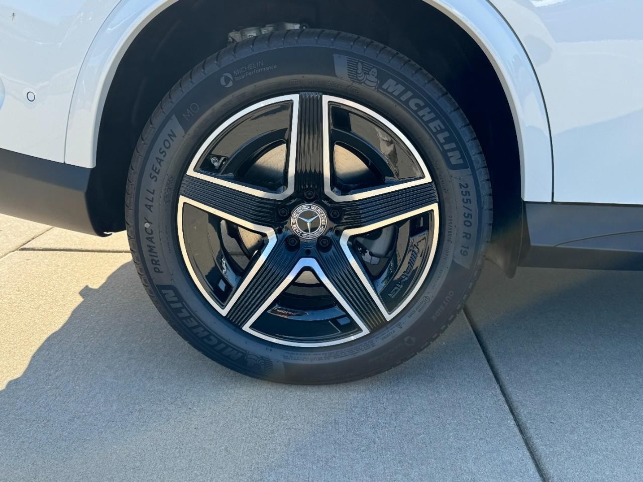 Mercedes-Benz GLC Vehicle Full-screen Gallery Image 05