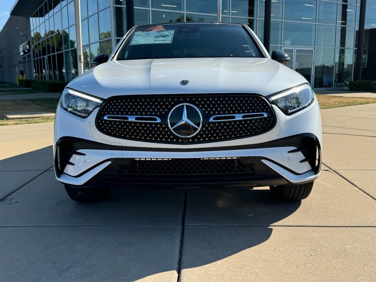 Mercedes-Benz GLC Vehicle Full-screen Gallery Image 07