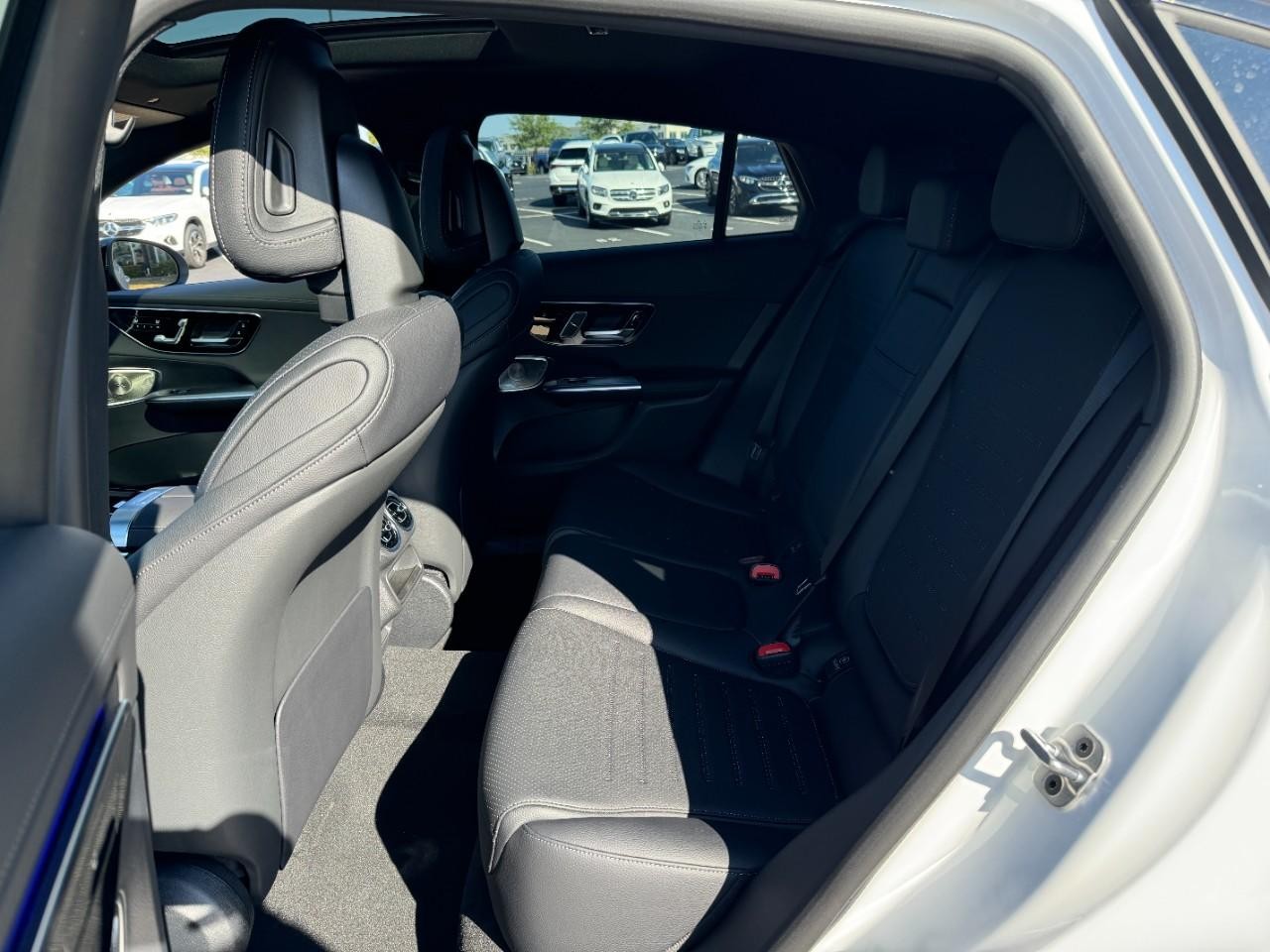 Mercedes-Benz GLC Vehicle Full-screen Gallery Image 08