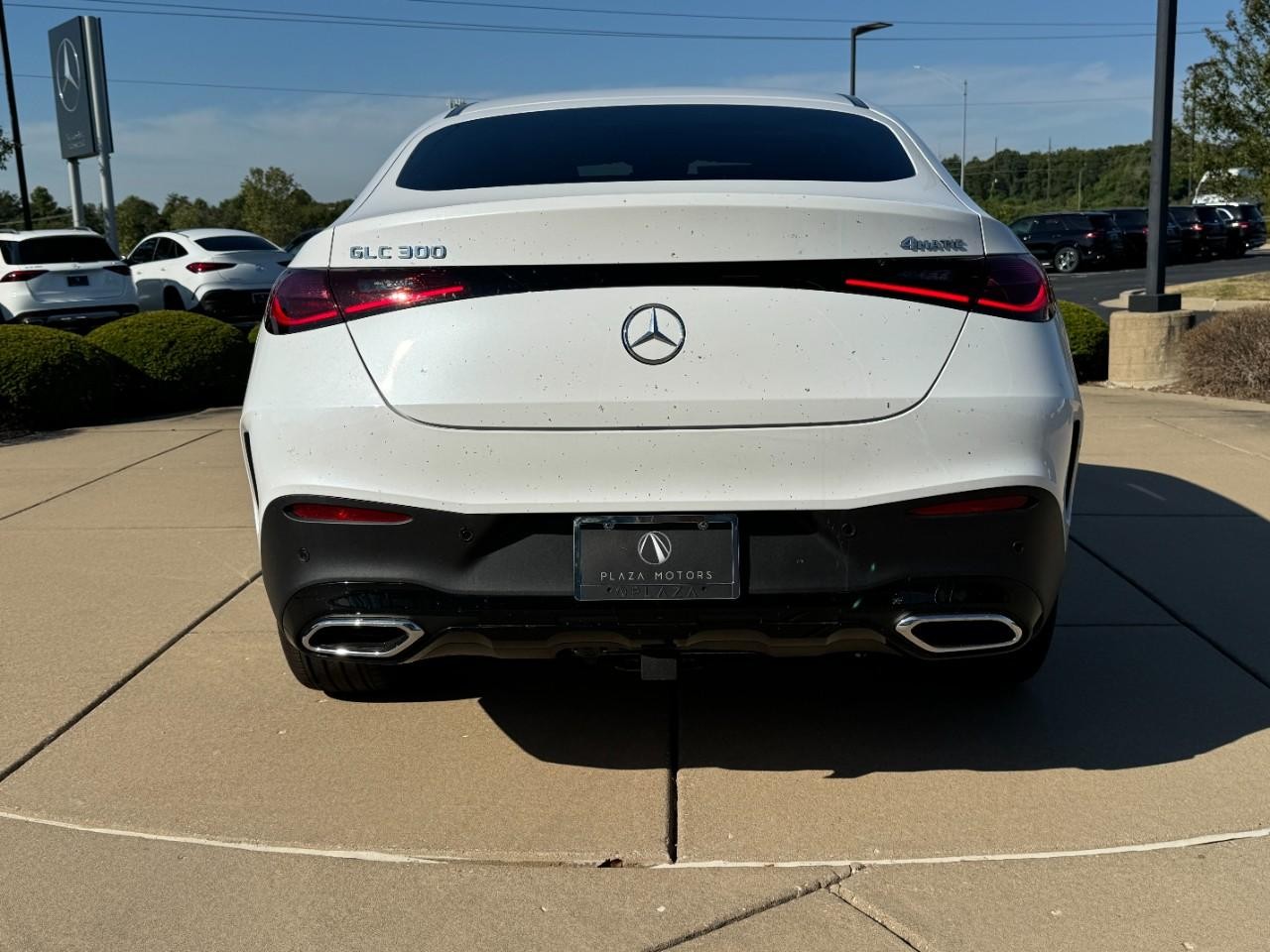 Mercedes-Benz GLC Vehicle Full-screen Gallery Image 09