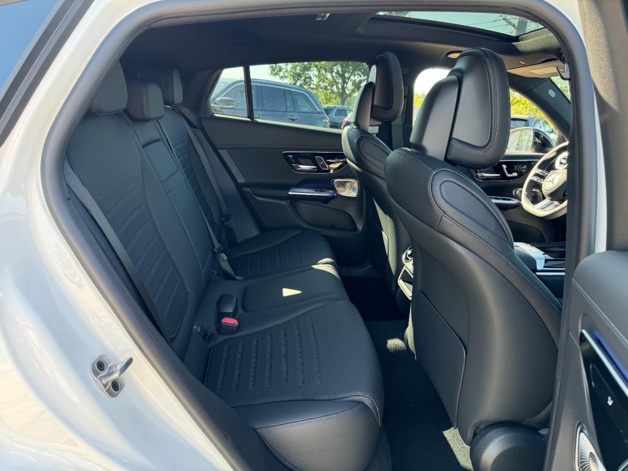 Mercedes-Benz GLC Vehicle Full-screen Gallery Image 10