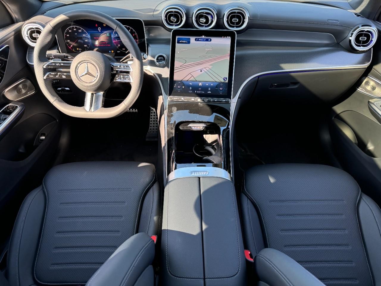 Mercedes-Benz GLC Vehicle Full-screen Gallery Image 12