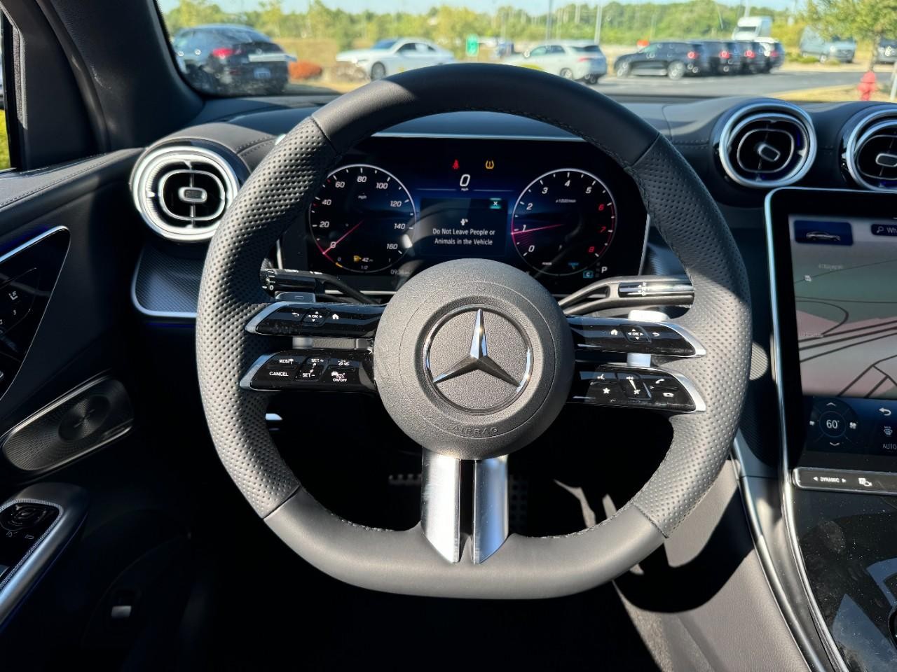 Mercedes-Benz GLC Vehicle Full-screen Gallery Image 13