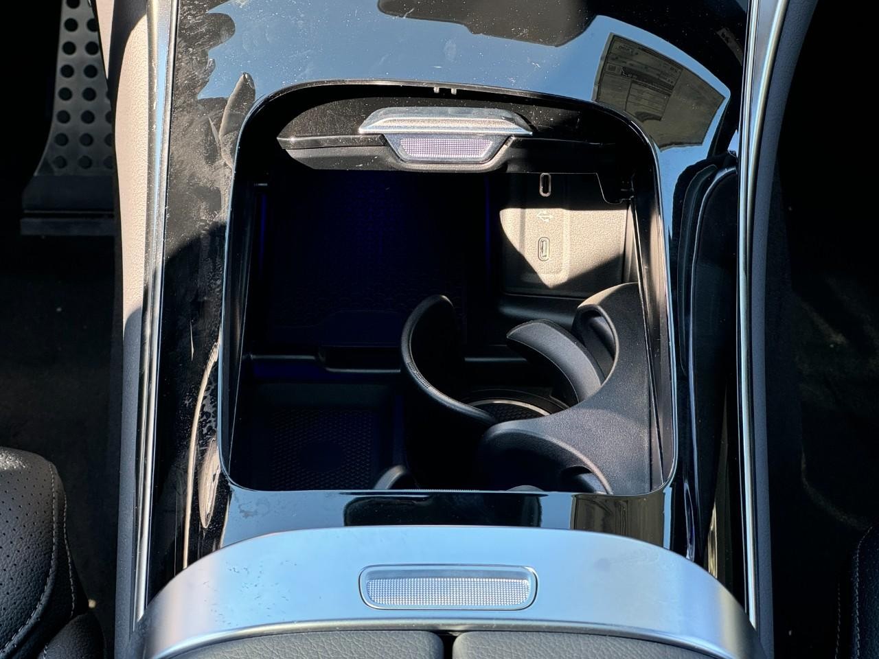 Mercedes-Benz GLC Vehicle Full-screen Gallery Image 15