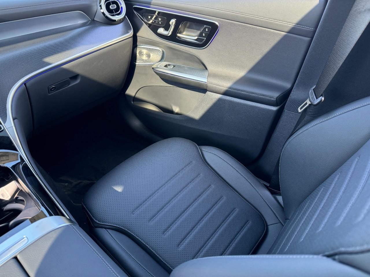 Mercedes-Benz GLC Vehicle Full-screen Gallery Image 16