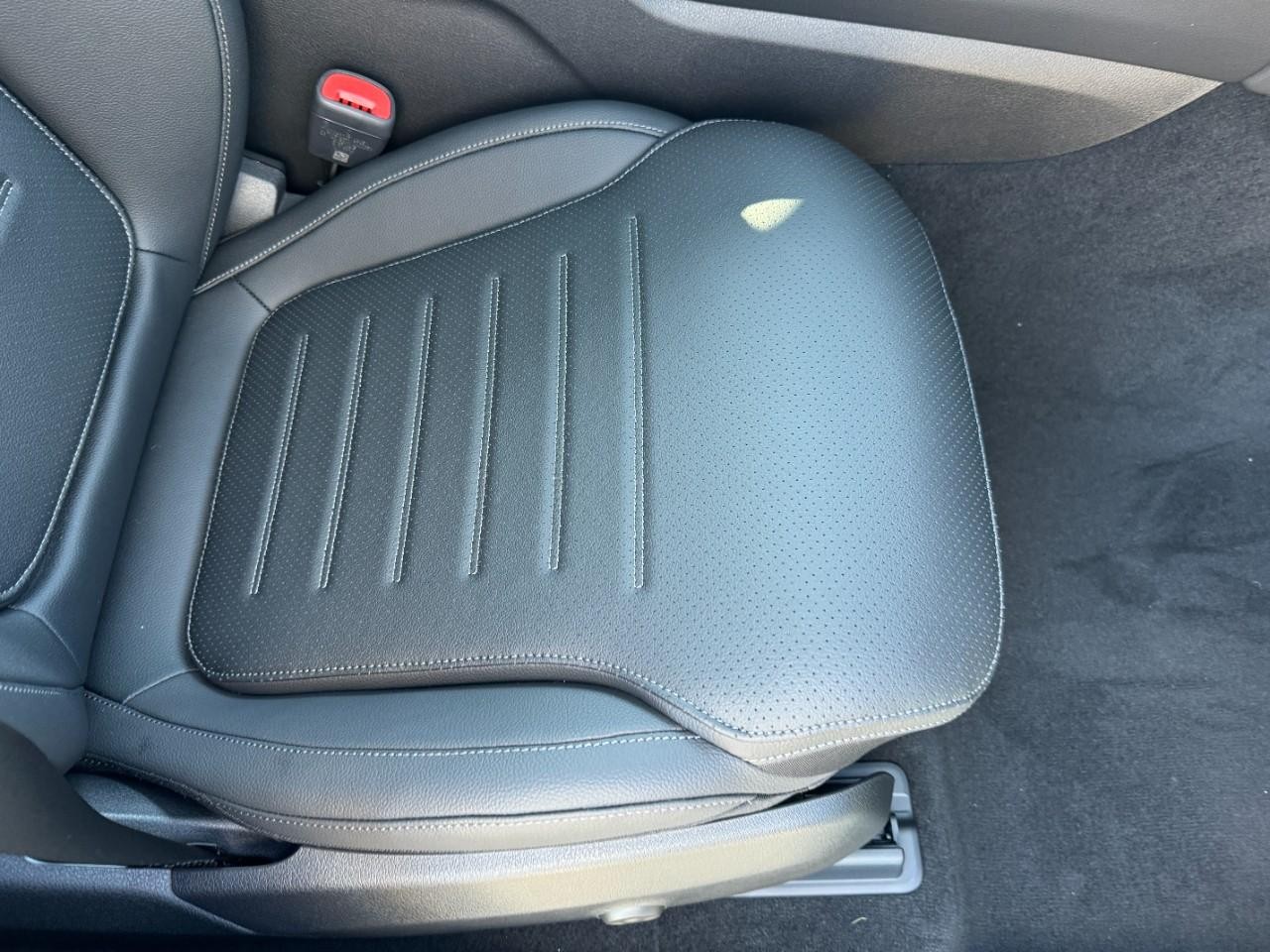 Mercedes-Benz GLC Vehicle Full-screen Gallery Image 18