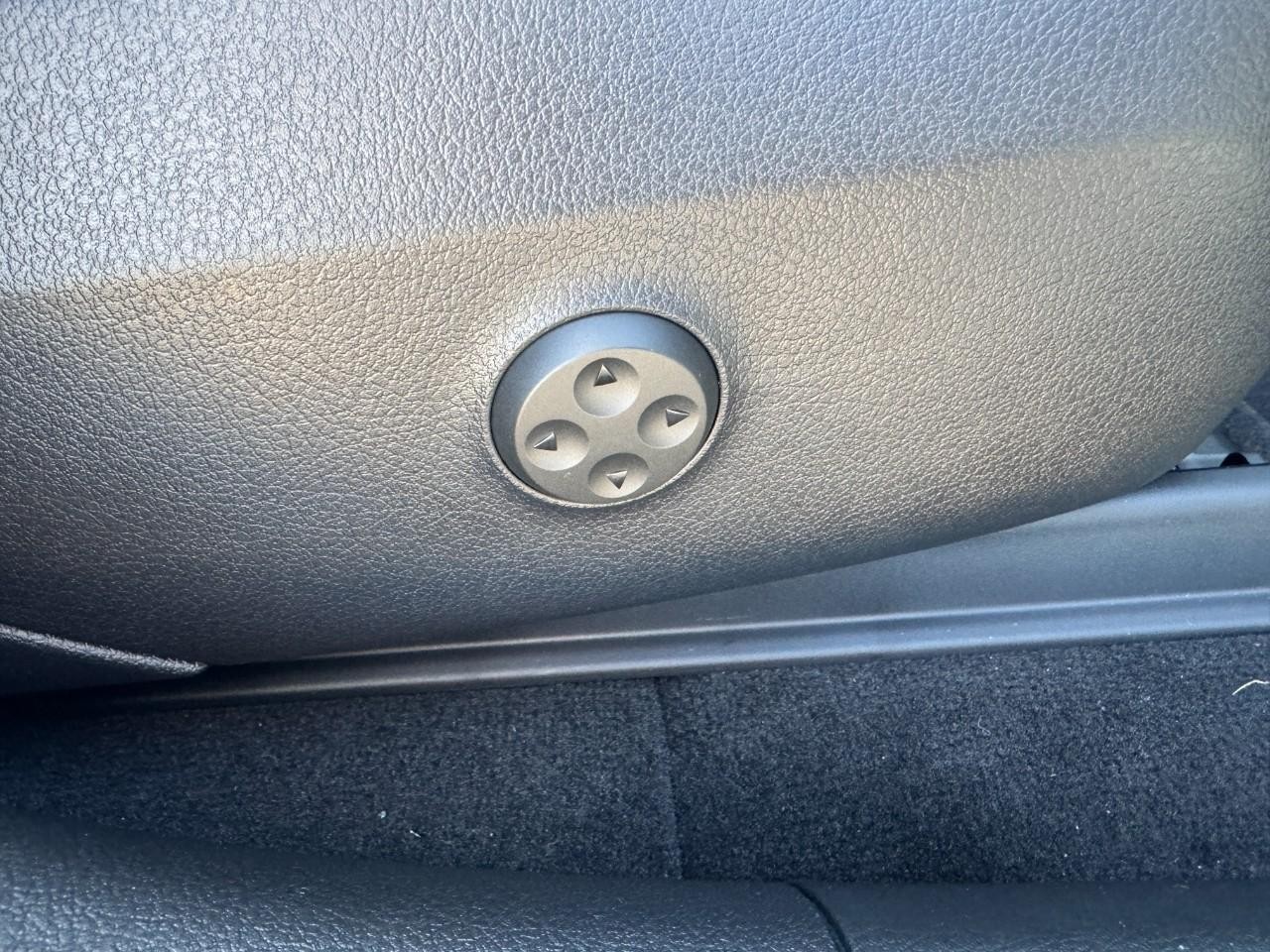 Mercedes-Benz GLC Vehicle Full-screen Gallery Image 19