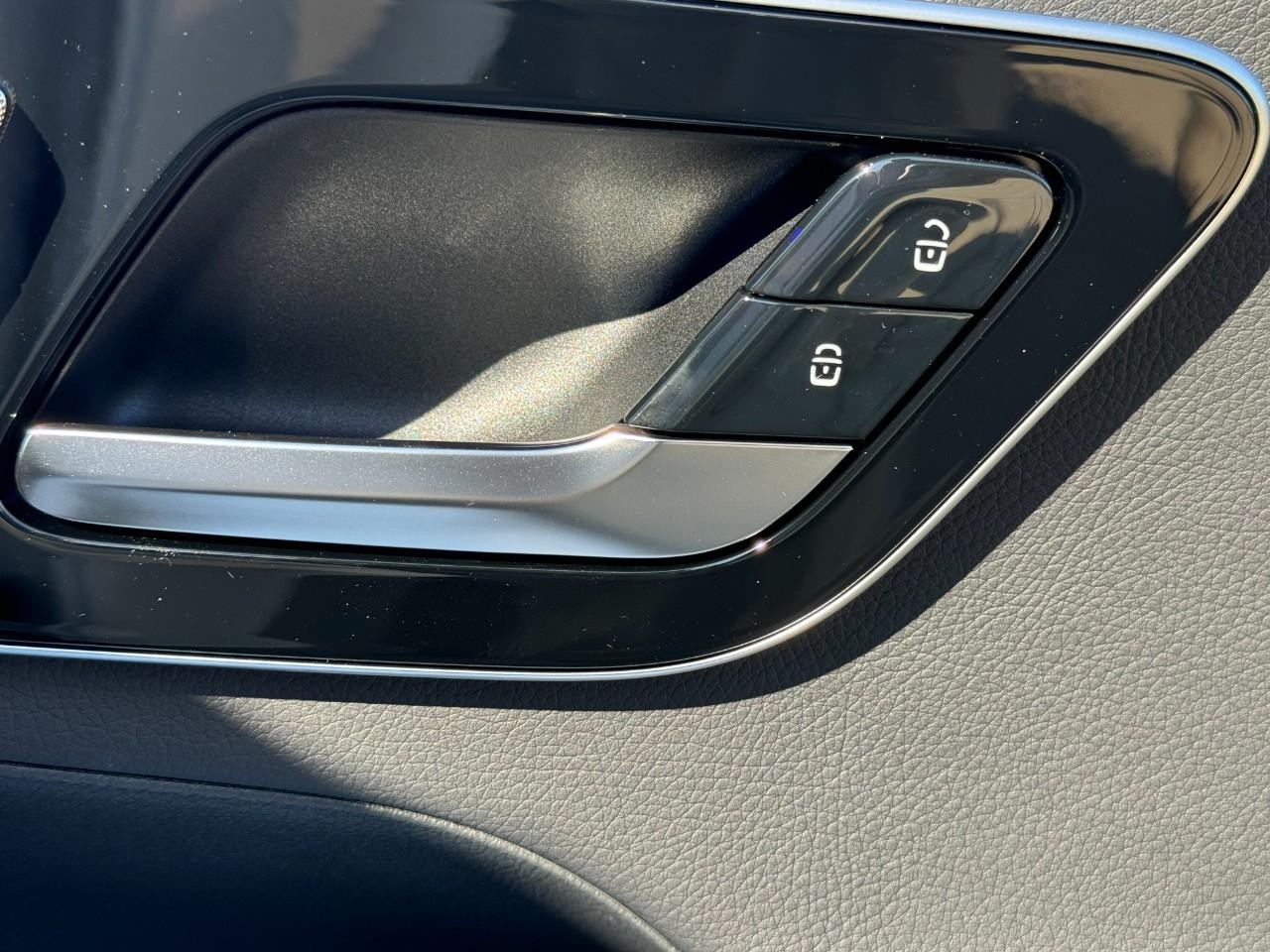 Mercedes-Benz GLC Vehicle Full-screen Gallery Image 20