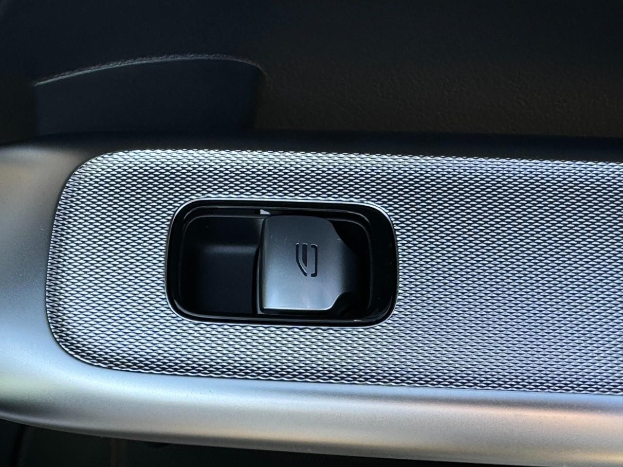 Mercedes-Benz GLC Vehicle Full-screen Gallery Image 22