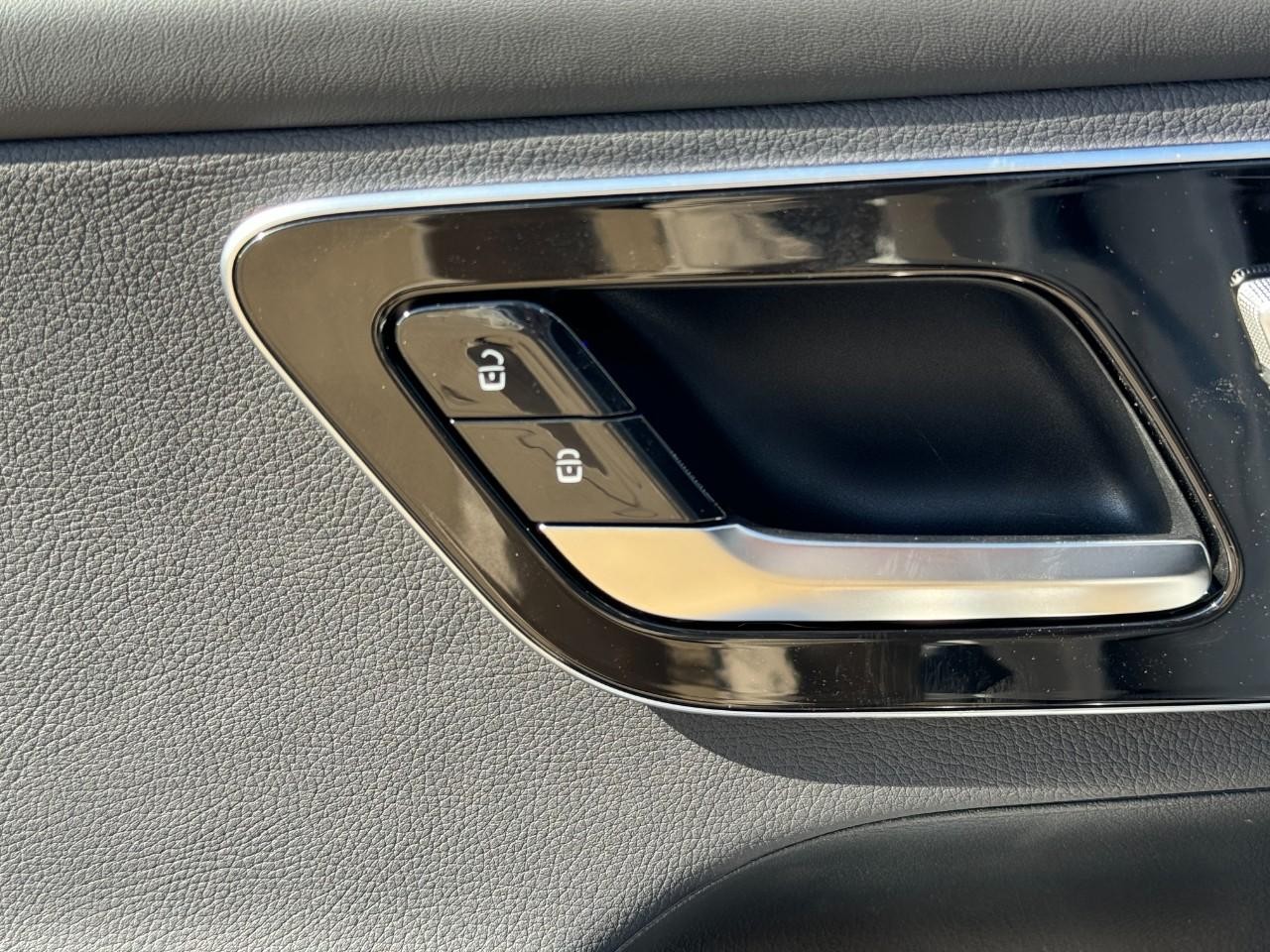 Mercedes-Benz GLC Vehicle Full-screen Gallery Image 24