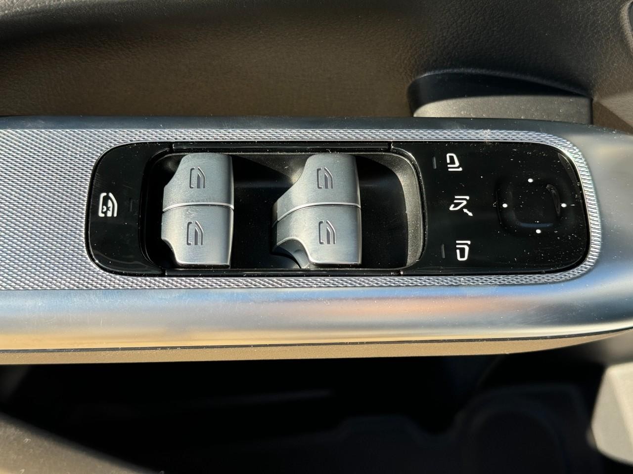 Mercedes-Benz GLC Vehicle Full-screen Gallery Image 25