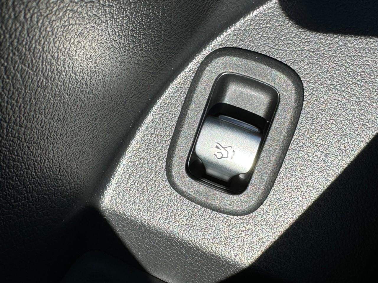 Mercedes-Benz GLC Vehicle Full-screen Gallery Image 26