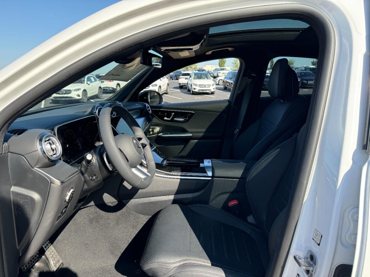 Mercedes-Benz GLC Vehicle Full-screen Gallery Image 27