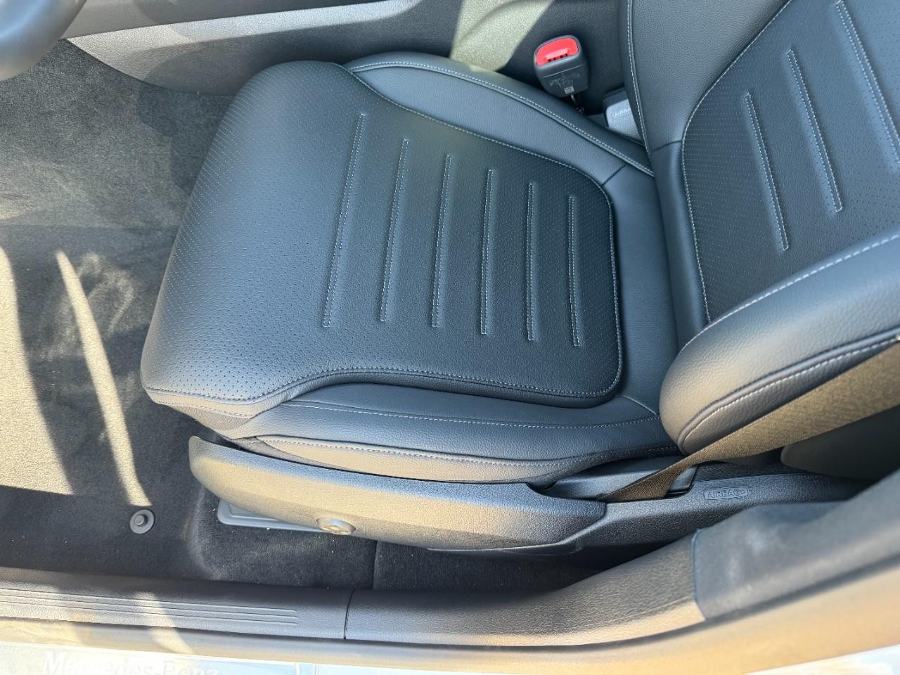 Mercedes-Benz GLC Vehicle Full-screen Gallery Image 28