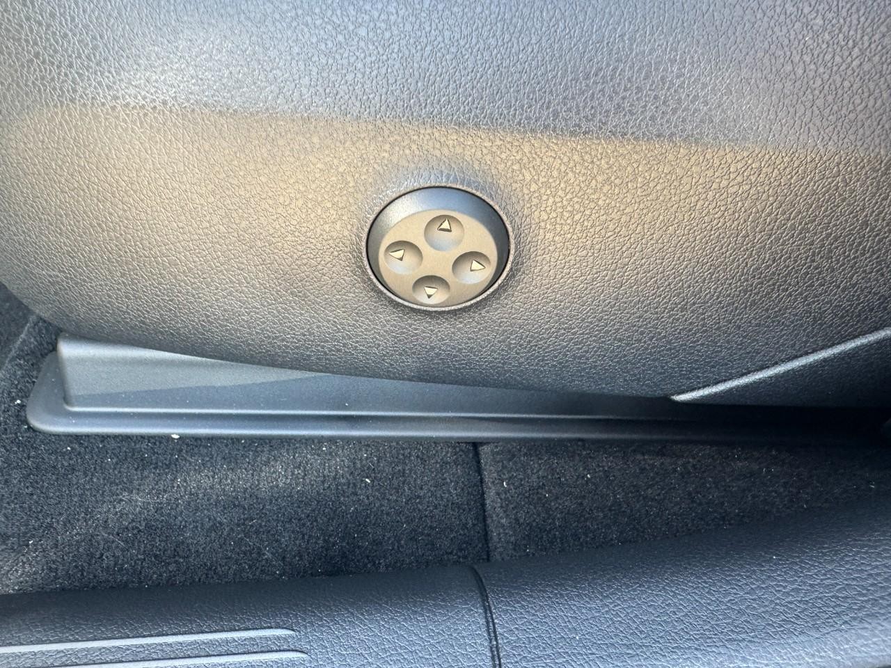 Mercedes-Benz GLC Vehicle Full-screen Gallery Image 29